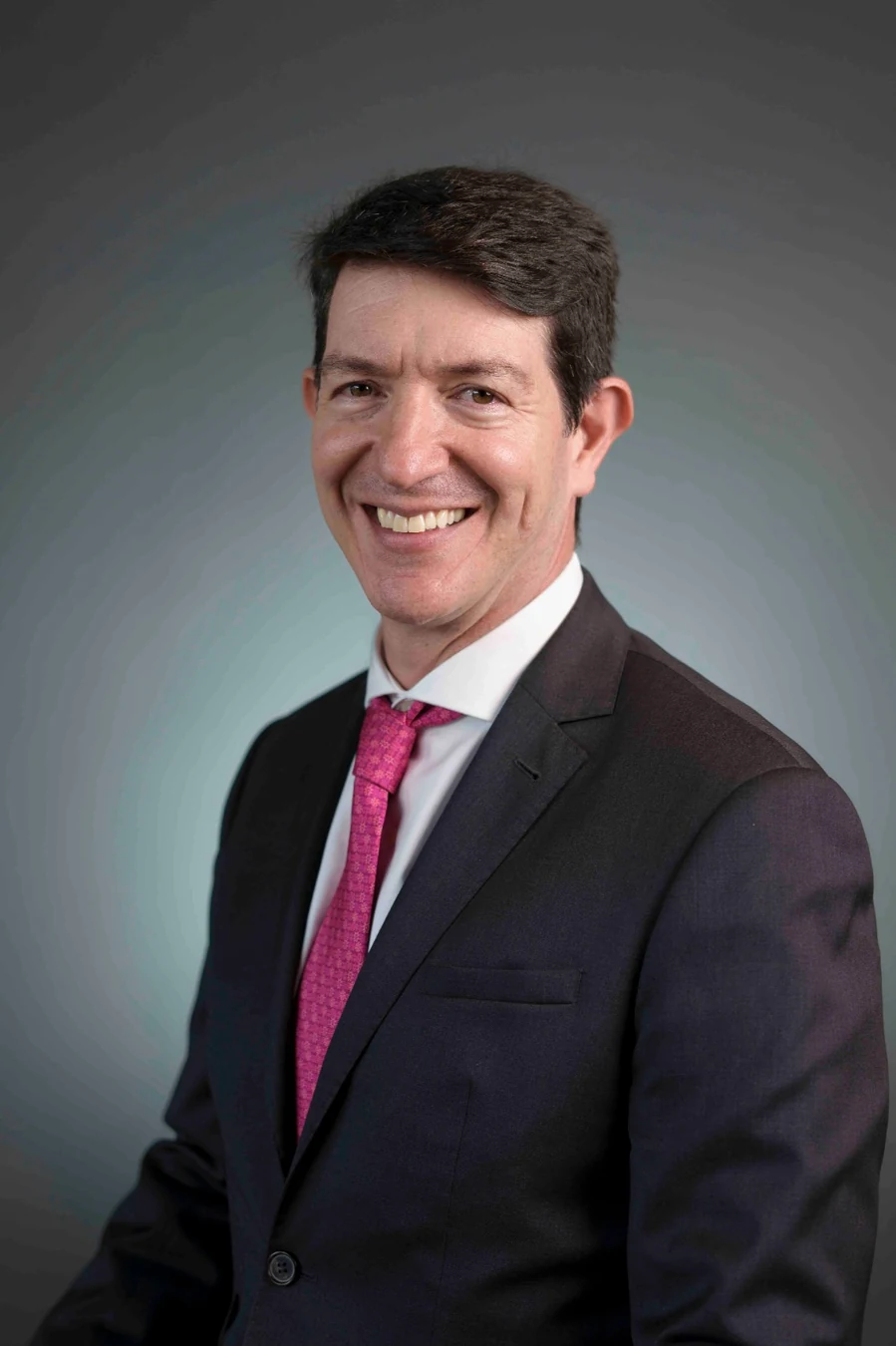 Retrato profesional del Dr. Juan Pablo Aparicio, oftalmólogo en Bogotá