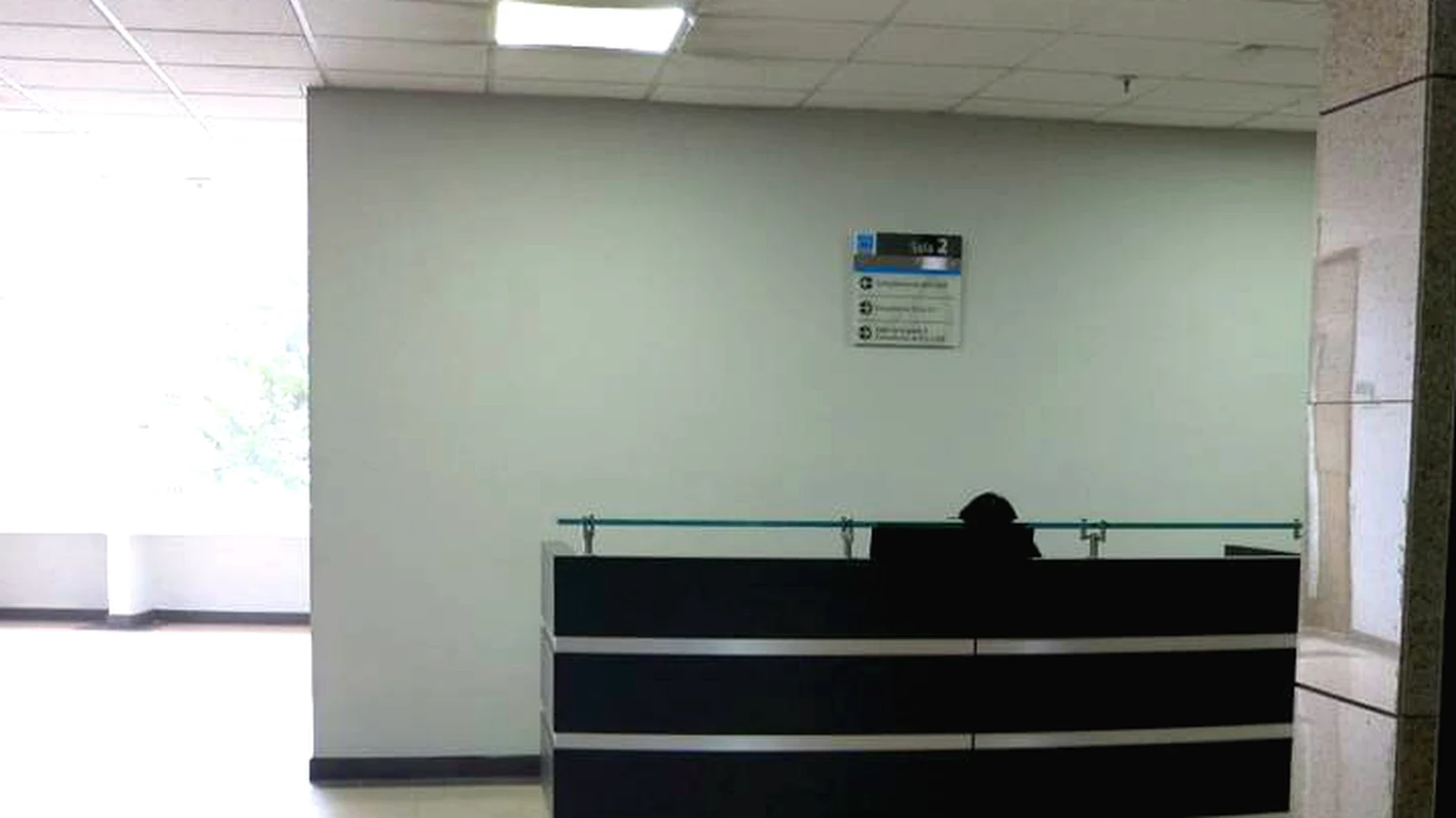 Hall de entrada donde se presenta el paciente antes de subir al consultorio